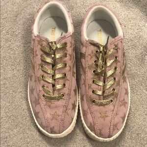 Glitter star sneakers. Metallic laces and tongue.